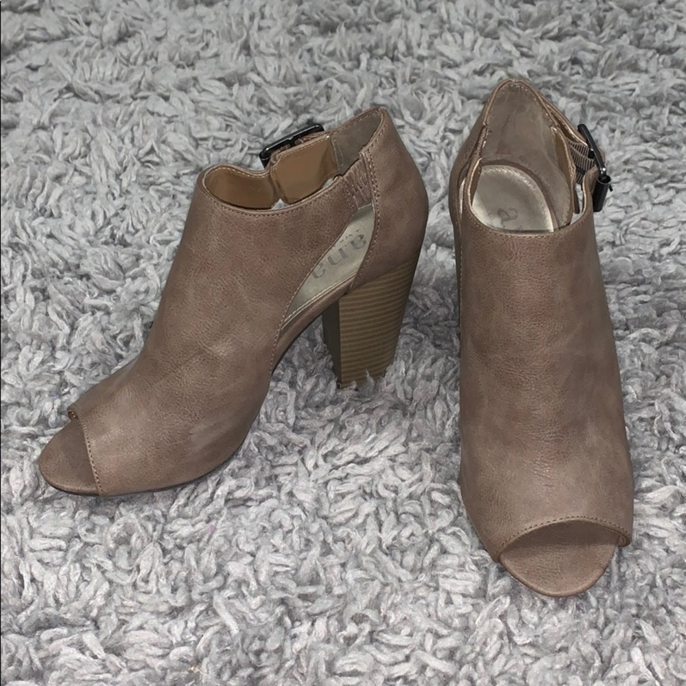 A.n.a Taupe block heels size 6